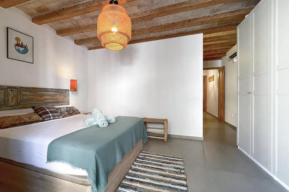 Entire apartment, Exquisite 2-bedroom Apartment on Rambla by Hostem in Vilanova i la Geltrú, Garraf