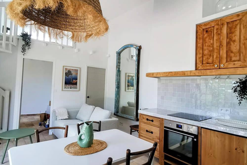 Mas en pierre, piscine et jardin privés, 2ch, 5 pers, 10min du Pont du Gard in Meynes, Nimes region