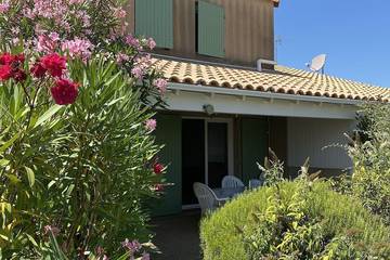 Location de vacances pour 4 personnes, avec jardin ainsi que piscine et terrasse, animaux acceptés dans Portiragnes Plage