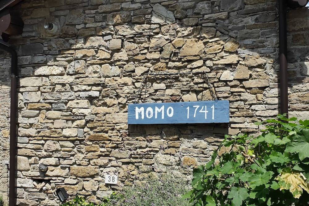 Entire 4Br stone house with pool, 2 living rooms, new custom kitchen, great beds in Valmozzola, Appennino Parmense