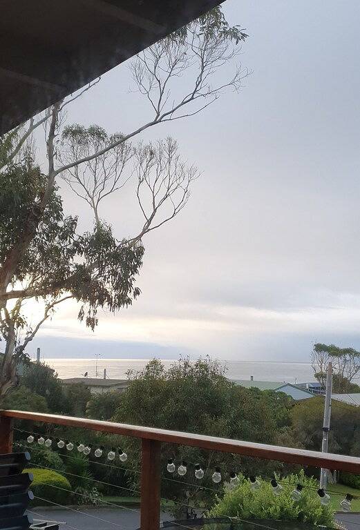 Ocean Views, Wildlife. free wifi, full kitchen, linen provided,. Bbq, Fire pit. in Skenes Creek, Colac Otway Shire