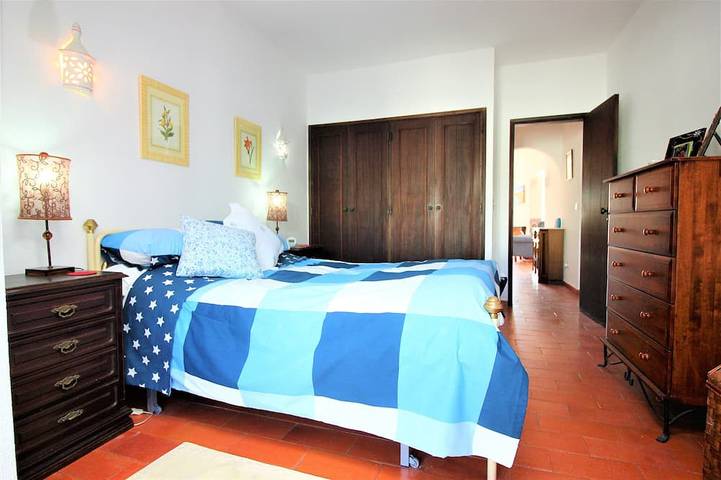 Ganze Wohnung, Schöne Wohnung mit drei Betten im Erdgeschoss Ideal für einen Familienurlaub in Alporchinhos (Atlantikküste), Porches