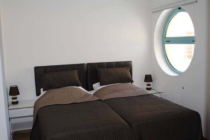Ganze Wohnung, Apartment in erster Meereslinie mit zwei Betten, Gemeinschaftspool und herrlichem Blick auf Marina & Meer in Albufeira e Olhos de Água, Faro Distrikt