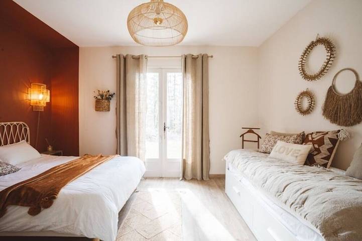 Location de vacances pour 14 personnes, avec terrasse ainsi que jardin et piscine à Escoire