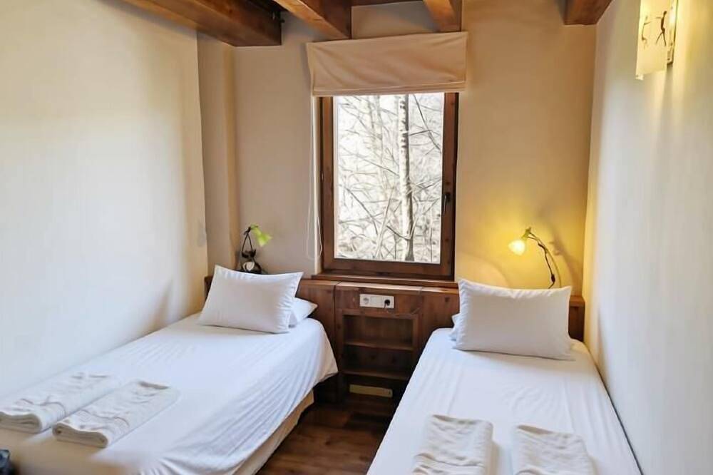 Ganze Wohnung, Sanavastre I - Drei Schlafzimmer Wohnung, Schläft 6 in Das, Katalanische Pyrenäen