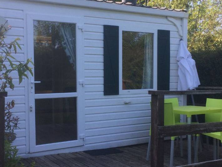 Mobil home pour 2 personnes, avec piscine et terrasse à Verruyes