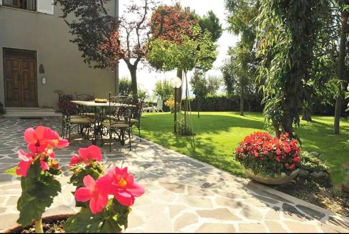 Ferienhaus für 2 Personen, mit Balkon und Terrasse sowie Garten und Ausblick in Ripatransone