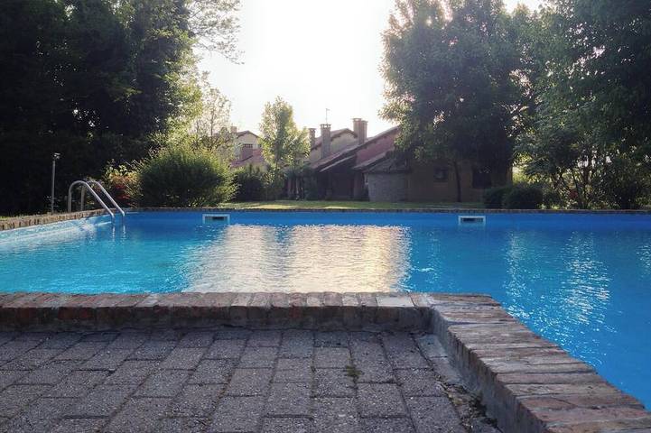 Ferienwohnung für 2 Personen, mit Terrasse und Garten sowie Pool