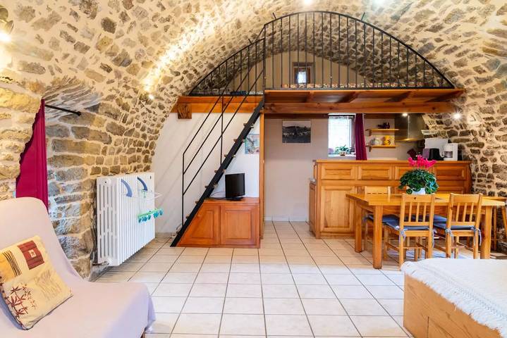 Gîte pour 3 personnes, avec piscine et jardin