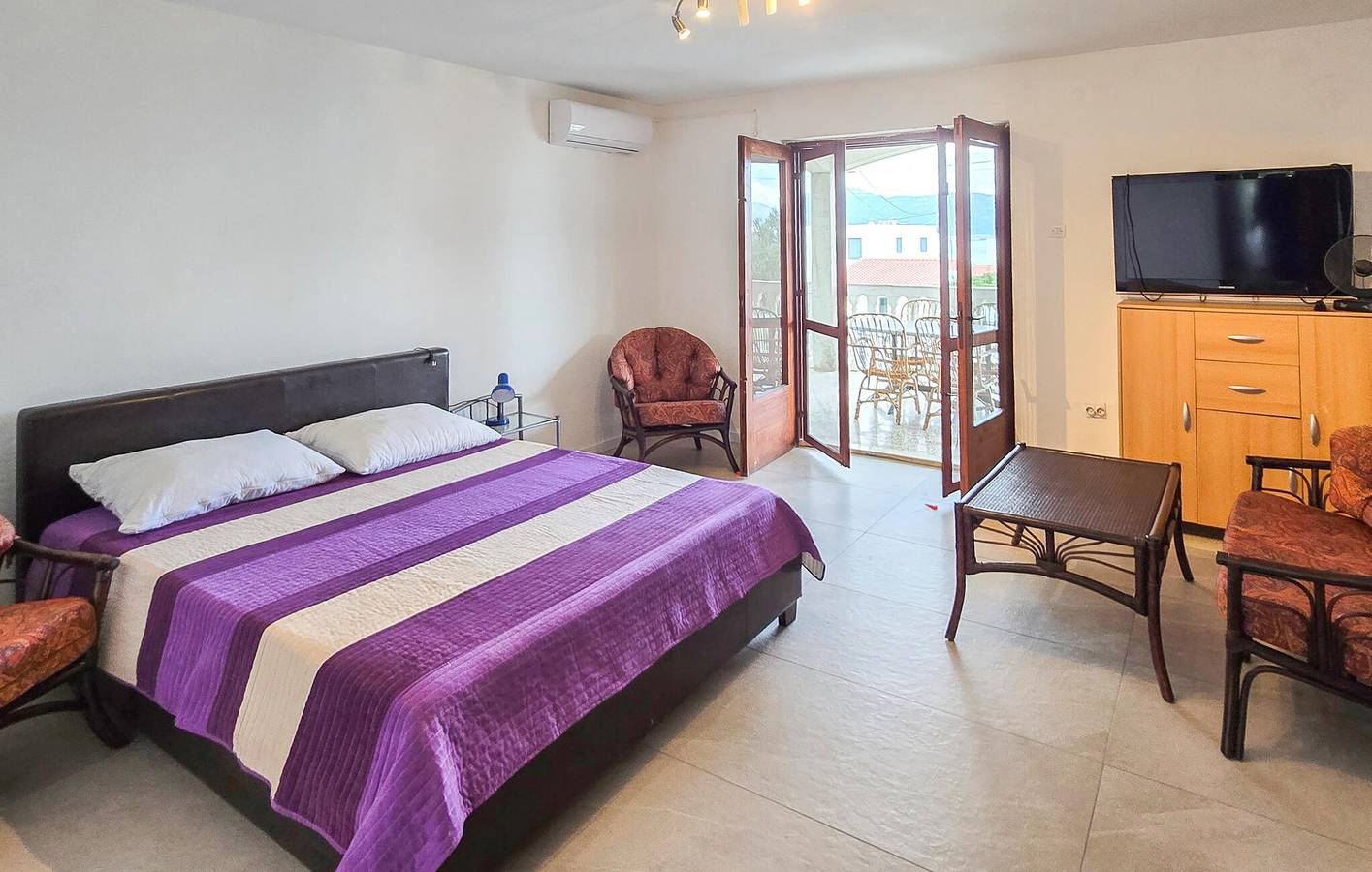 Ganze Ferienwohnung, Charmantes Apartment mit Terrasse, 1,5 km vom Strand von Lumbrelin entfernt in Slatine, Ciovo