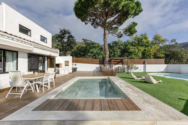 Location de vacances pour 12 personnes, avec jardin ainsi que bassin pour enfant et jacuzzi, adapté aux familles à Santa Cristina d'Aro - 3