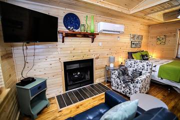Log Cabin for 2 Guests in Broken Bow Lake, McCurtain County, Picture 3