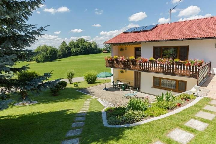 Ferienwohnung für 3 Personen, mit Ausblick und Garten sowie Terrasse in Grünkraut