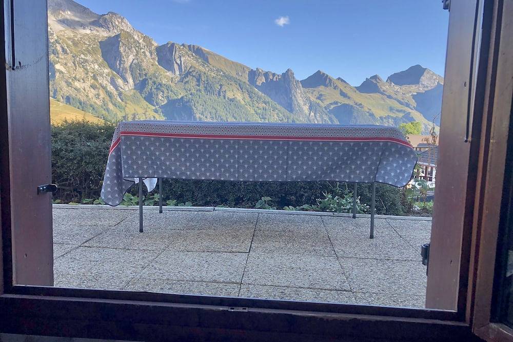 Entire apartment, Apartment with terrace, panoramic view and skis at your feet in Manigod, Annecy region