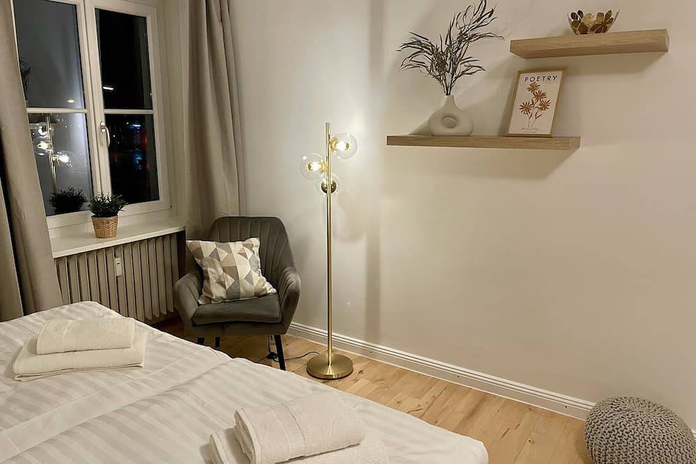 Schwabinger Apartment mit Küche, Wintergarten und Regendusche mitten in München in München Schwabing, München