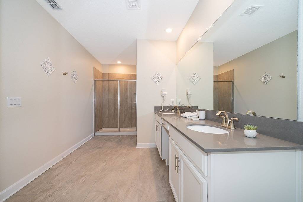 Champions Gate 5 Bedroom bathroom 5 Private Pool & Jaccuzi, Free Waterpark in Disney World