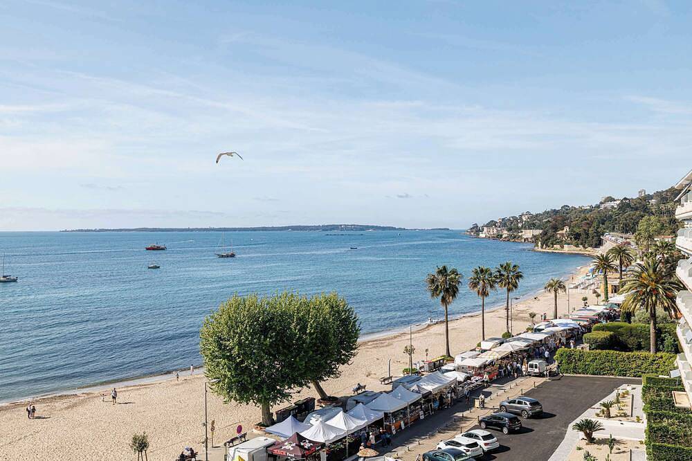 Ganze Wohnung, 2 bedroom with panoramic sea views, beach facing in Golfe-Juan, Vallauris