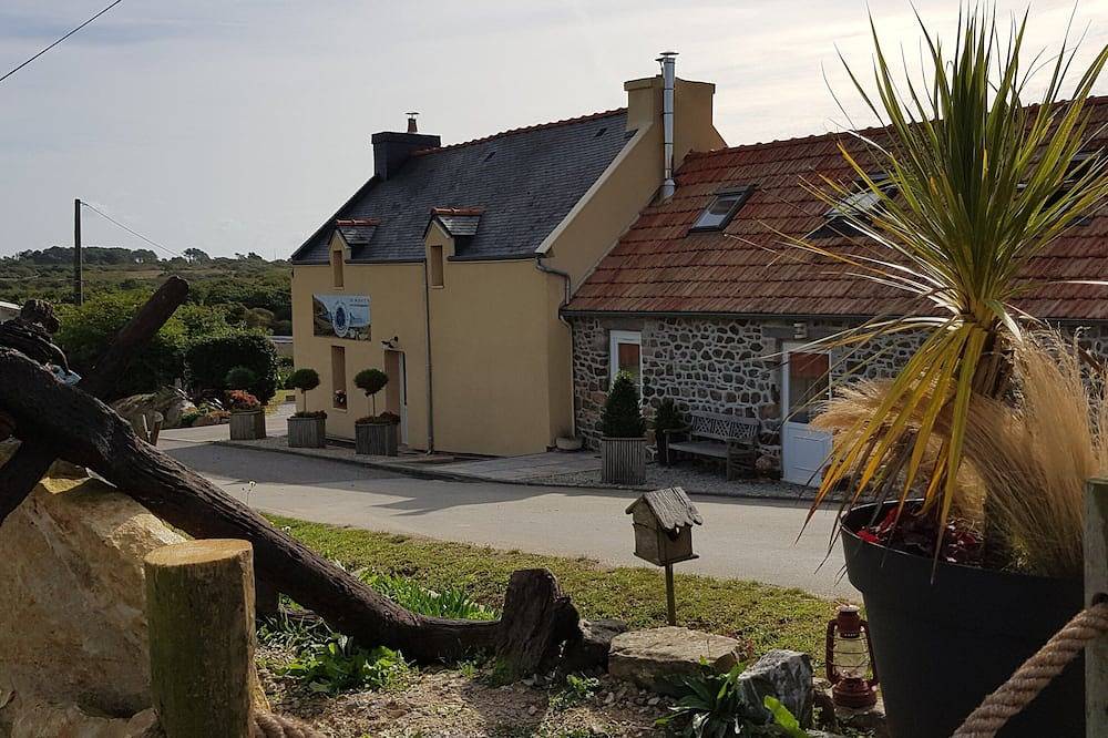 Gite for 19 people, 200 m from the sea on the in Roscanvel, Iroise