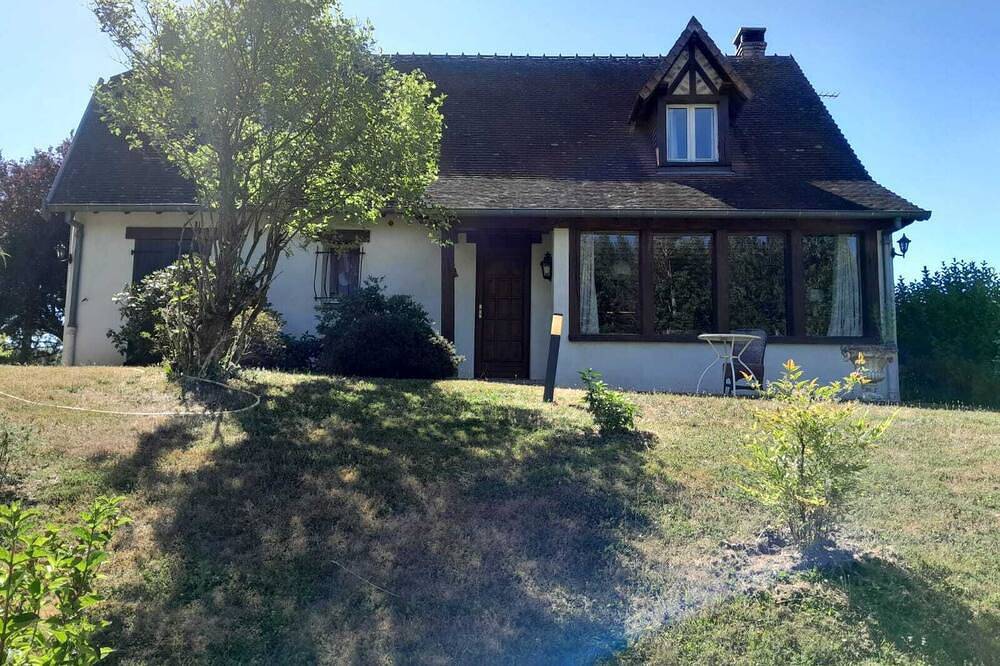 Charming house in a peaceful setting with access to a pond opposite in Villebret, Montluçon region