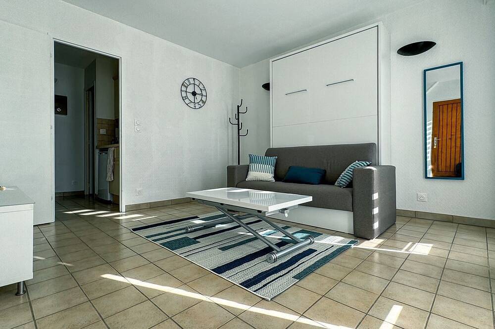 Entire apartment, Sea view studio near Trestel beach in Trévou-Tréguignec, Pink Granite Coast