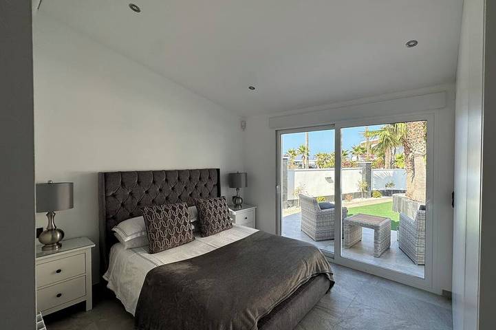 Villa de luxe en bord de mer avec piscine privée – La Zenia, Orihuela Costa. in Playa Cala Cerrada (Orihuela), Orihuela