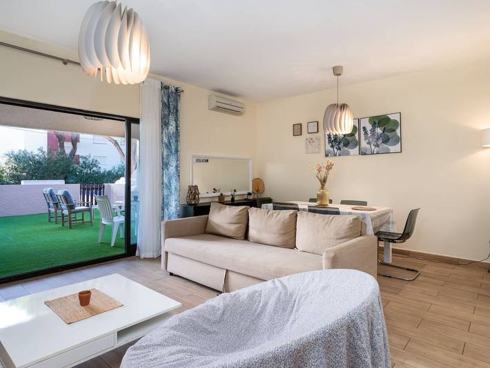 Gîte pour 4 personnes, avec piscine et terrasse