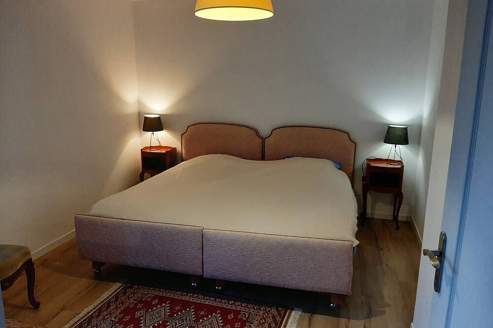 Lovely 9 bedroom house sleeping 18 with private pool in a tranquil setting. in Craon, Mayenne