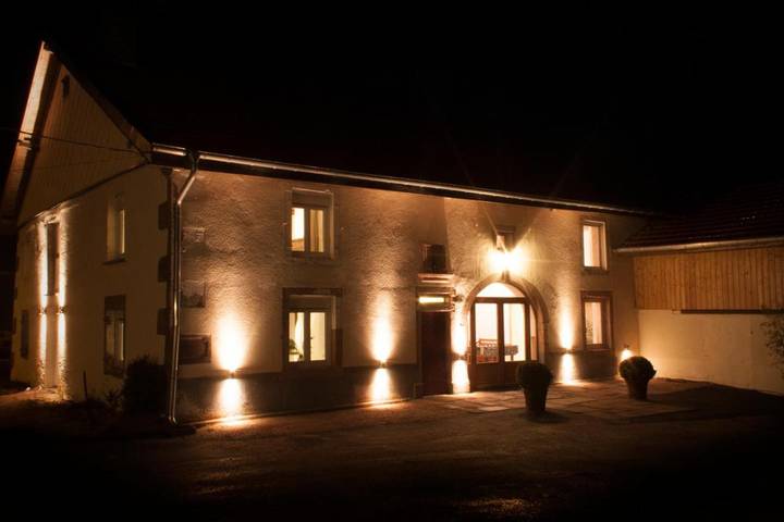 Location de vacances pour 20 personnes, avec terrasse et sauna ainsi que vue et piscine à Champdray - 4