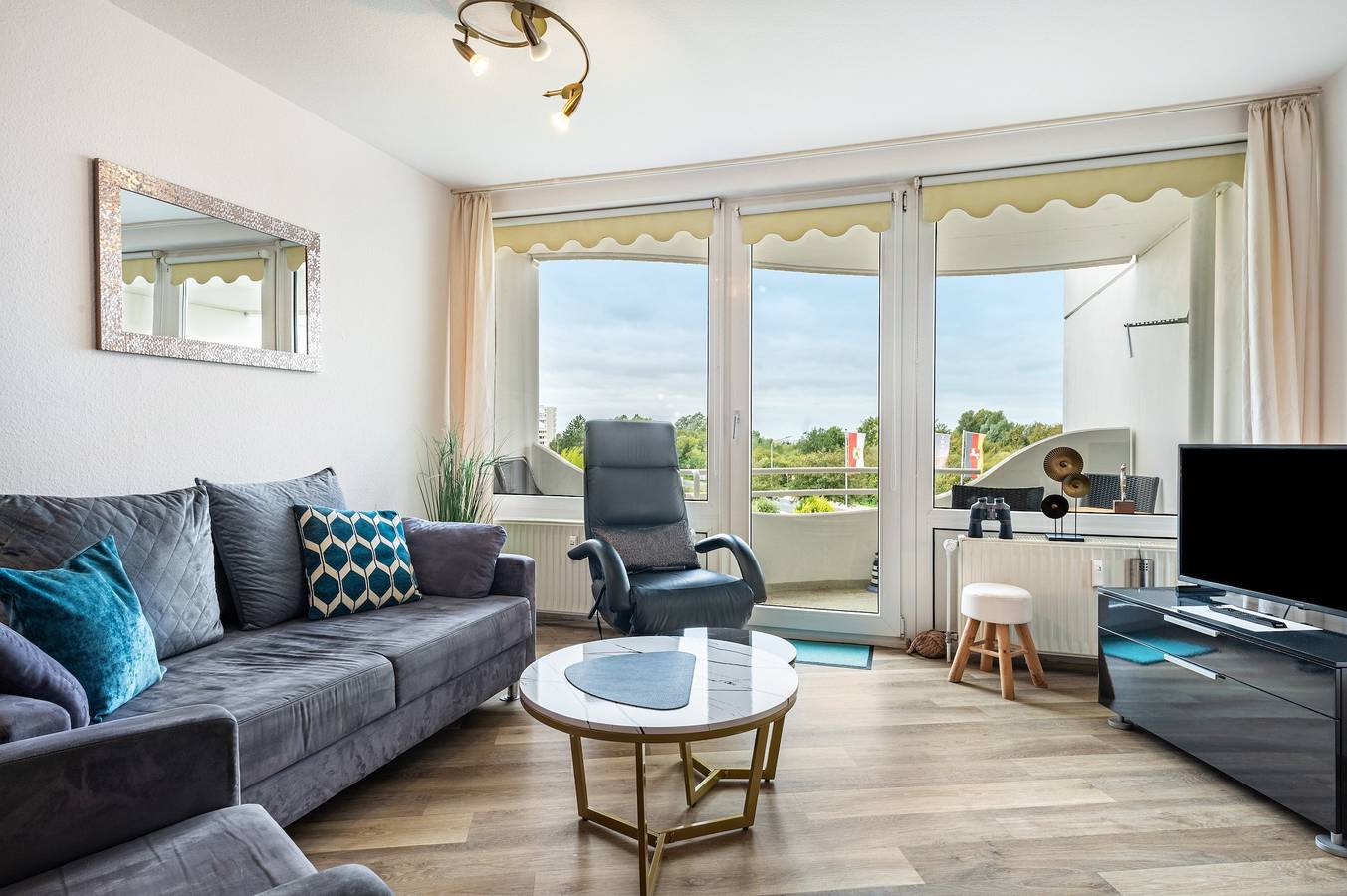 Entire apartment, Apartment 'Haus Lord Nelson' with Sea View, Beach Chair, Underground Parking, Wi-Fi in Döse, Cuxhaven