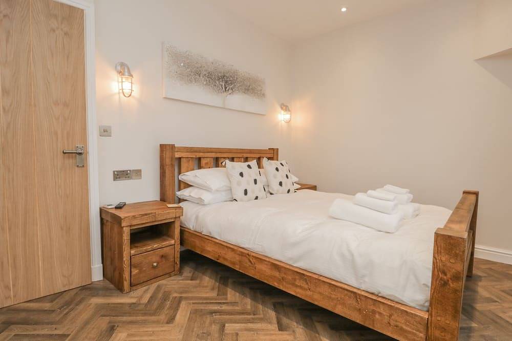Oak Cottage, pet friendly, character holiday cottage in Windermere in Bowness-on-Windermere, Lake District
