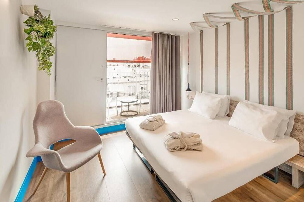 Bring the Whole Crew! Private bedrooms with ensuite bathrooms! in Barcelona Centre, Barcelona