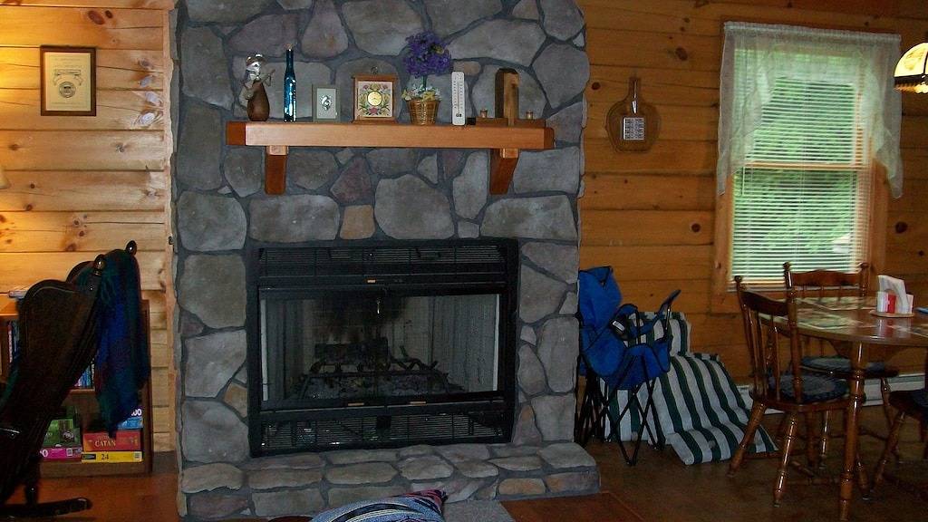 Ashmere See Log Cabin mit Privatsphäre / 2 Schlafzimmer in Hinsdale, Berkshire County