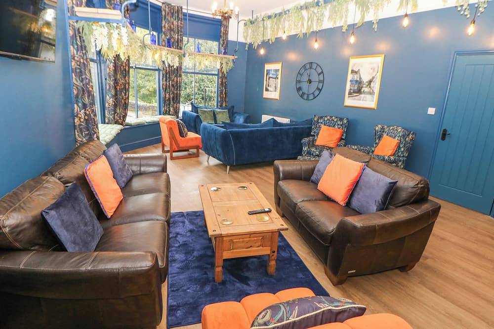 Blue Ron'S, pet friendly, with hot tub in New Mills in Derbyshire