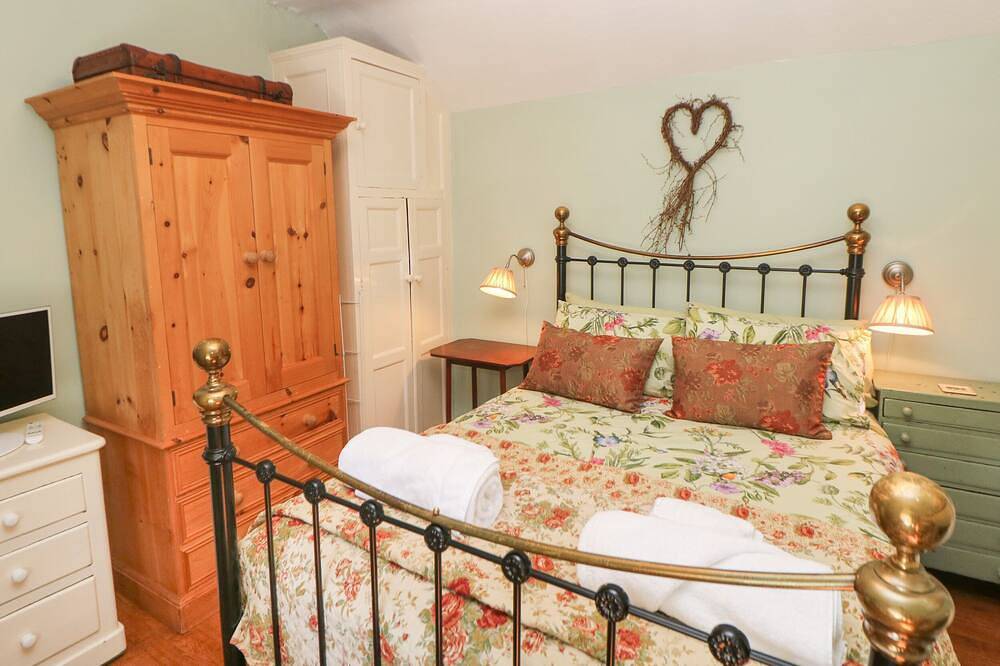 Clematis Cottage, family friendly, with a garden in Baslow in Baslow and Bubnell, Derbyshire