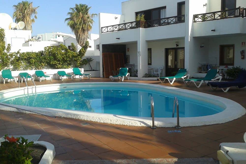 Apartamento entero, Planta baja de 2 dormitorios en complejo pequeño y cerca de todas las comodidades 1 minuto frente al mar in Puerto del Carmen, Tías
