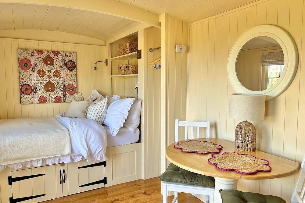 Cosy, boutique Shepherd's Hut near Cambridge; free bicycles in Histon (Cambridgeshire), Cambridgeshire