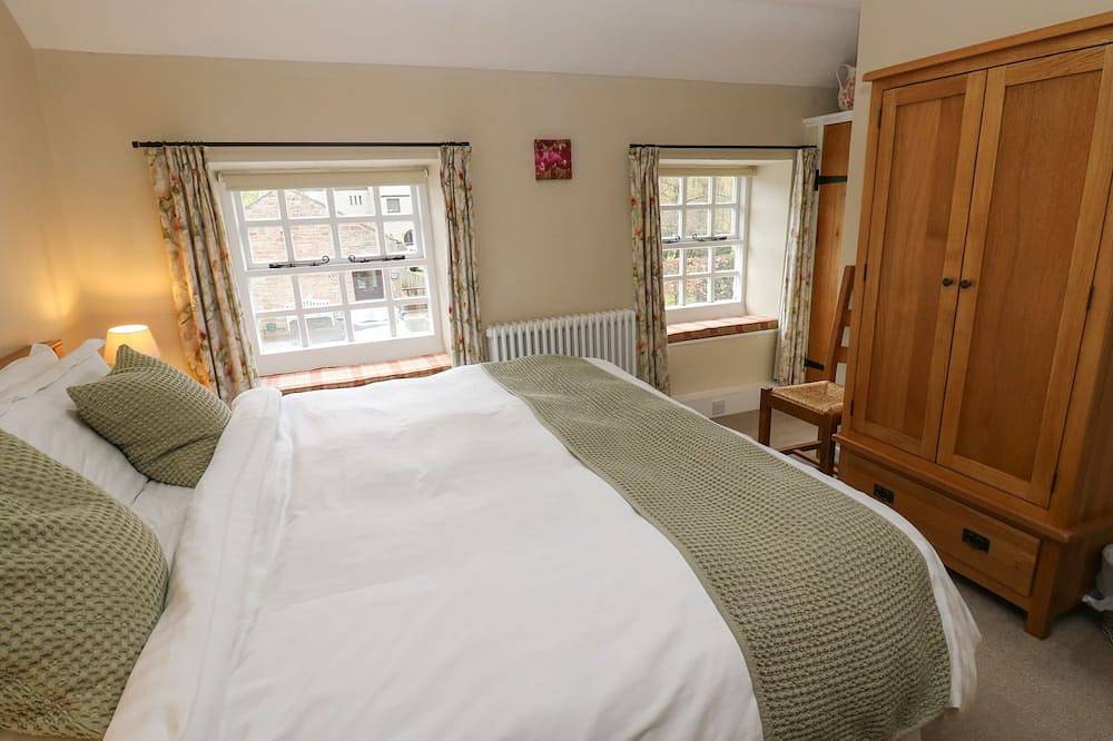 Buttercup Cottage, pet friendly, with open fire in Great Longstone in Great Longstone, Derbyshire