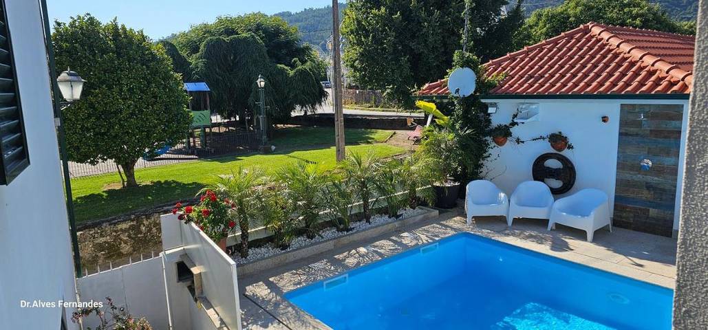 Location de vacances pour 4 personnes, avec vue et vue sur le lac ainsi que piscine et jardin dans Refóios do Lima - 2