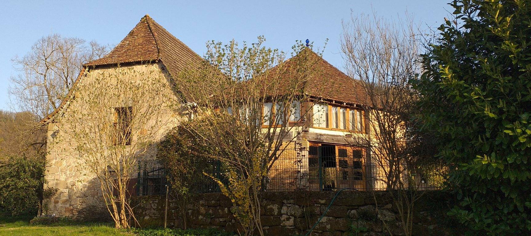 Gîte L'Ancienne Grange avec piscine et grand jardin in Faycelles, Lot