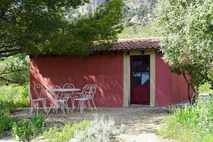 Maison d’hôte pour 2 personnes, avec Terrasse et Jardin ainsi que Piscine et Vue à Saint-Hippolyte-le-Graveyron