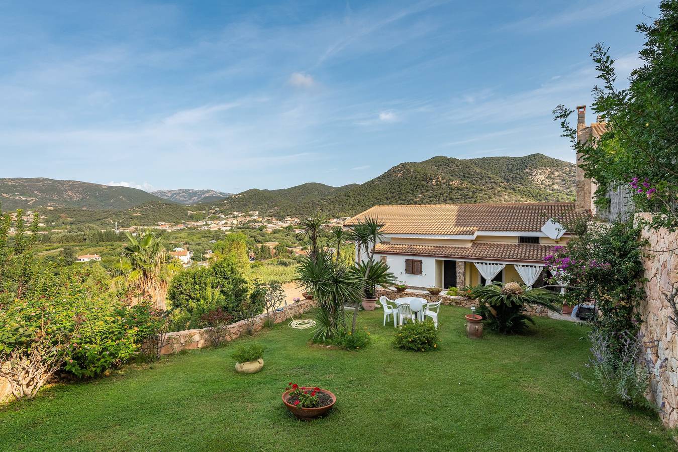 Bella villa "Chia" vicino alla spiaggia con vista sul mare e giardino in Chia, Domus De Maria