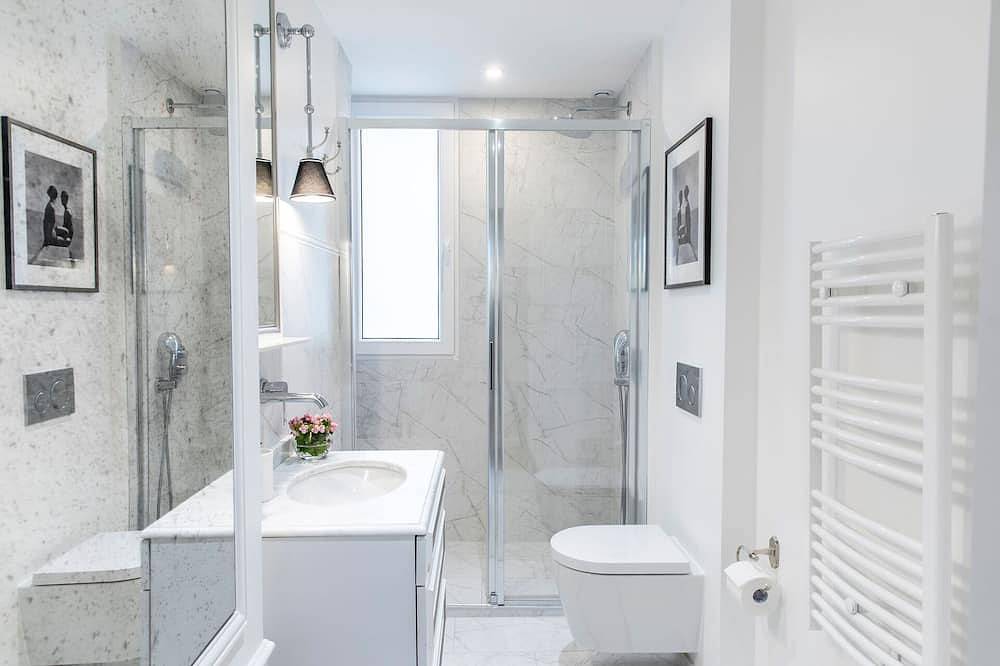 Appartement entier, Vente! Incroyablement romantique 1 chambre avec balcon et vue imprenable sur Eiffel in Tour Eiffel, Paris