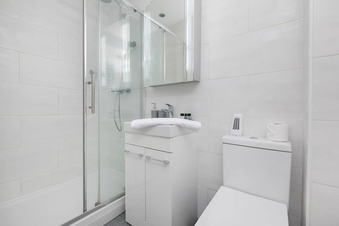 Entire apartment, Stylish Shoreditch Apartment with Balcony Sleeps 4 in Bethnal Green, London