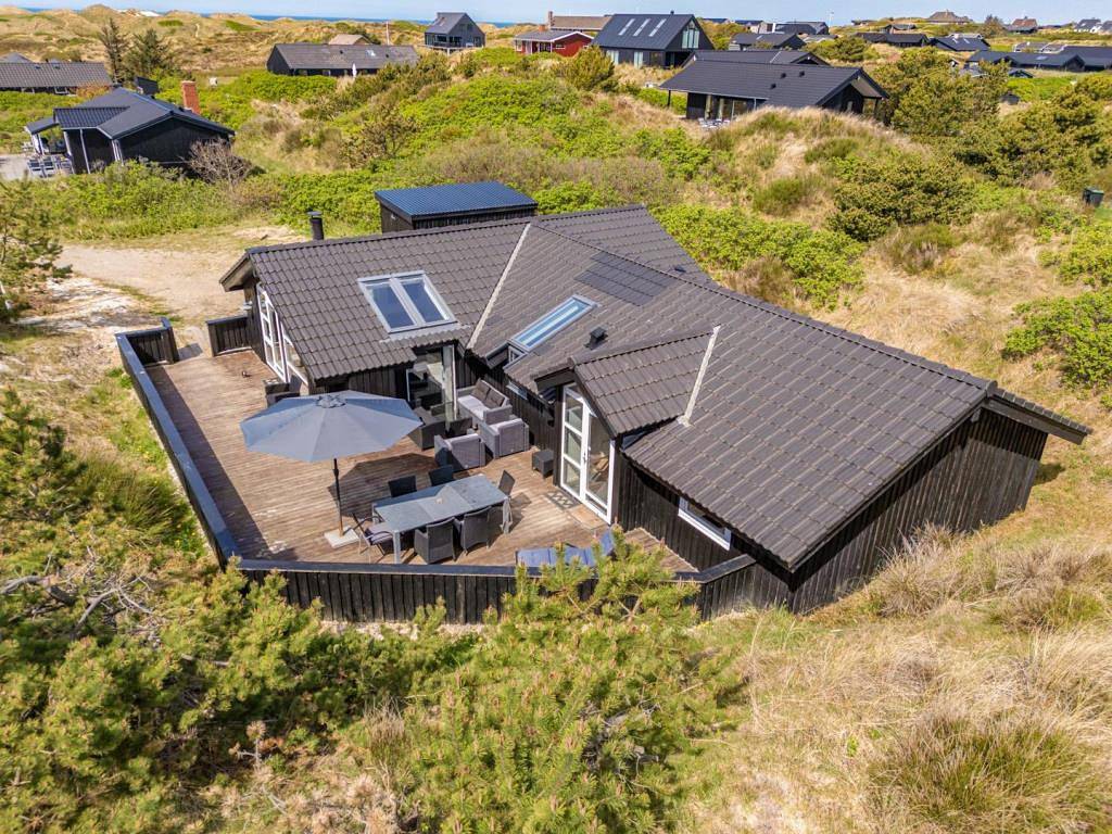 Wunderschönes, erhöht gelegenes Ferienhaus auf einem Dünengrundstück in Wassernähe. in Henne, Varde