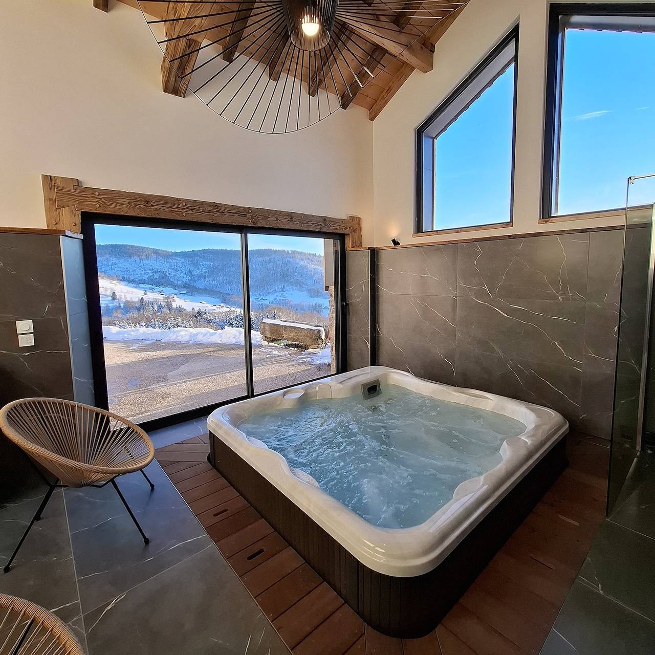 Gîte La Colline: Uitzicht op de Bergen, Privéterras en Jacuzzi in Fresse-sur-Moselle, Épinal en omgeving