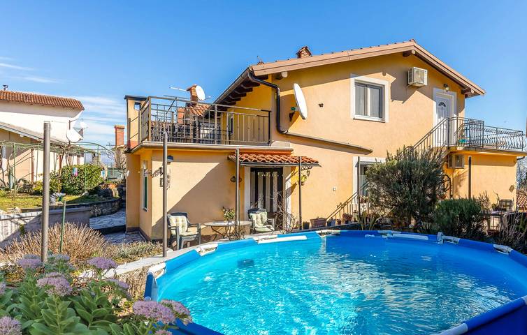 Apartament wakacyjny dla 4 osób, z taras i basen oraz ogród w Ika