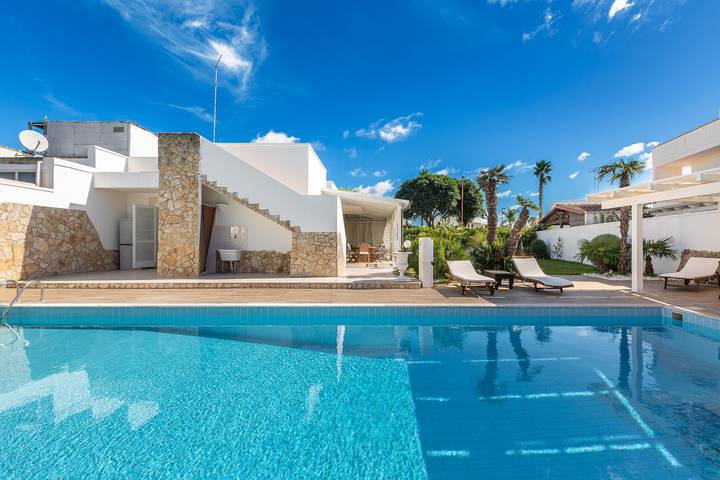 Casa vacanza per 7 persone, con Giardino e Piscina a Torre dell'Orso