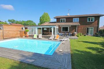 Cottage pour 8 personnes, avec piscine ainsi que balcon et jardin à Angresse