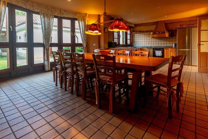 Casa rural para 18 personas, con jardín además de vistas y piscina, Se admiten mascotas en Ampuero - 4