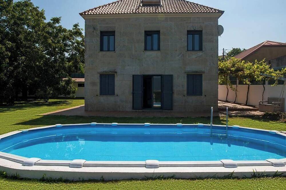Entire apartment, A Casa da Praia - first floor (on the beach, ria de vigo at 600m. camino santiago) in Redondela, Rías Baixas